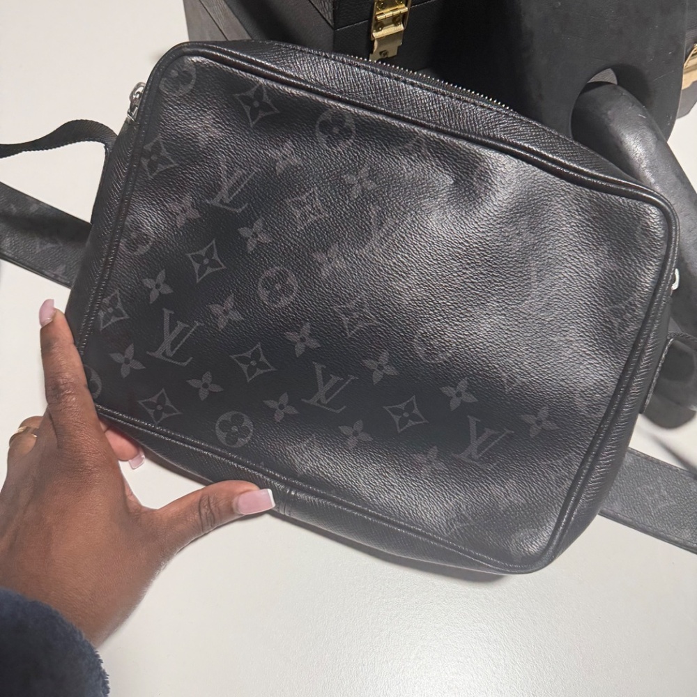 Louis Vuitton Men’s Messenger Bag - Picture 2 of 5